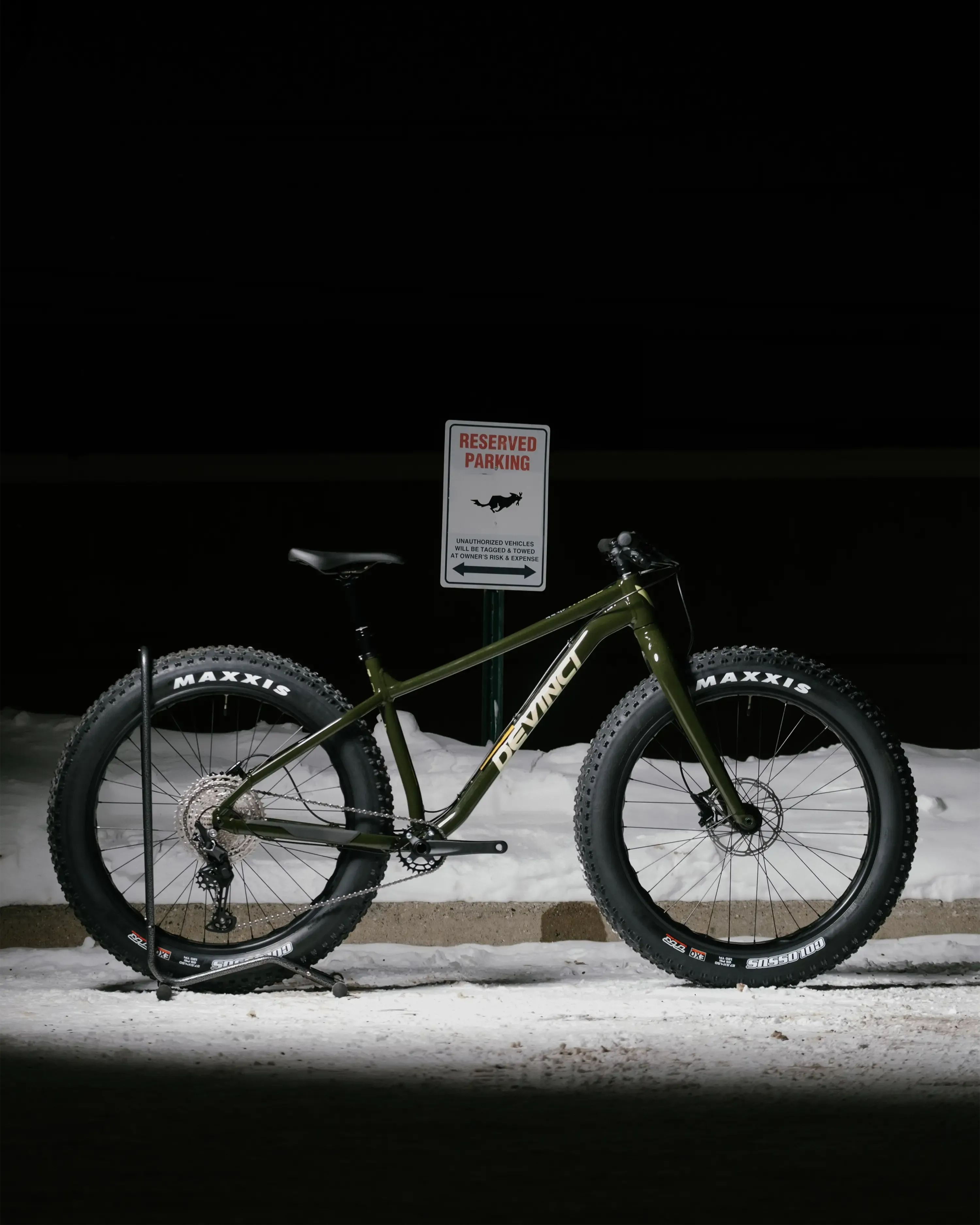 devinci-minus-deore-forest-green-lifestyle-1