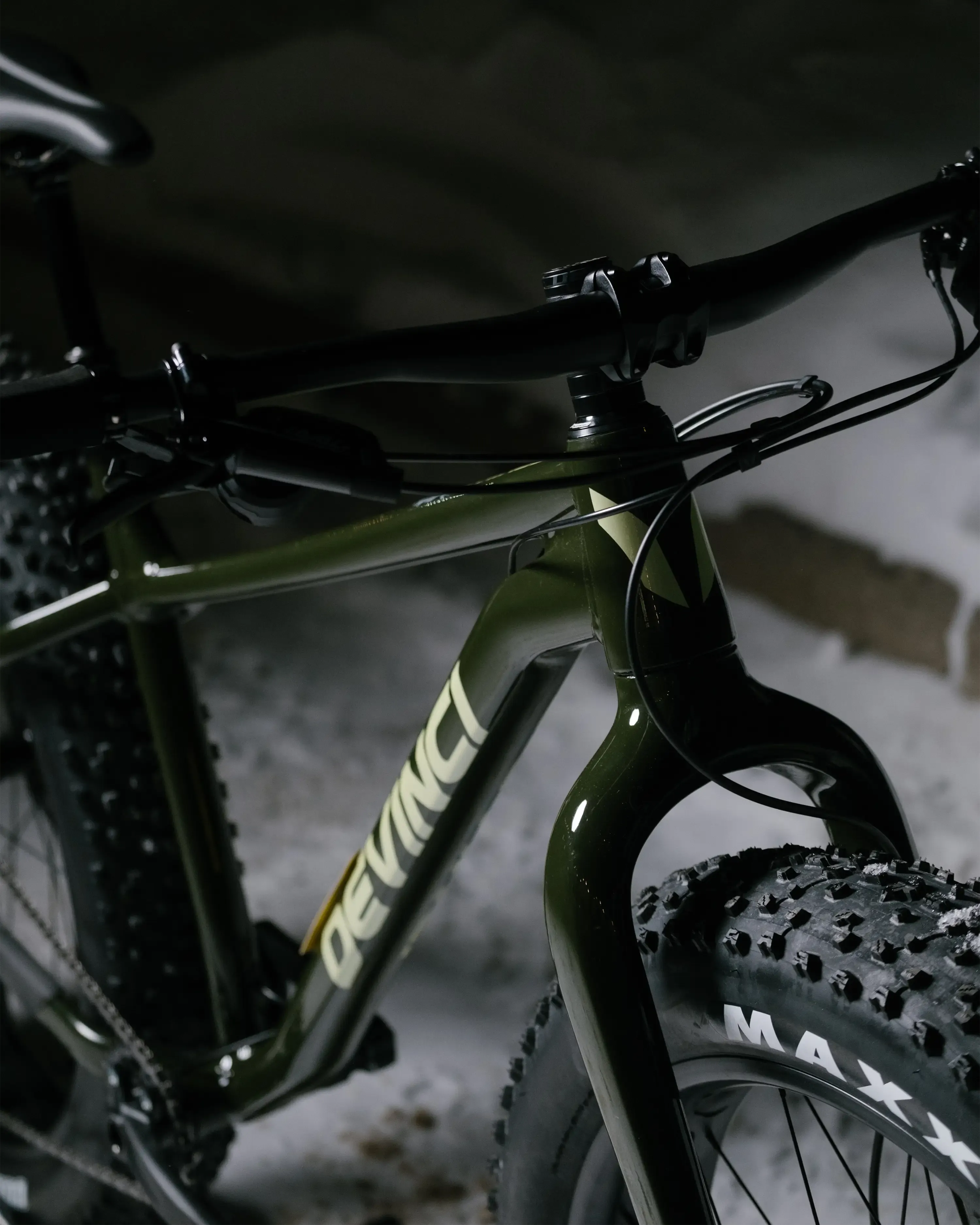 devinci-minus-deore-forest-green-lifestyle-3