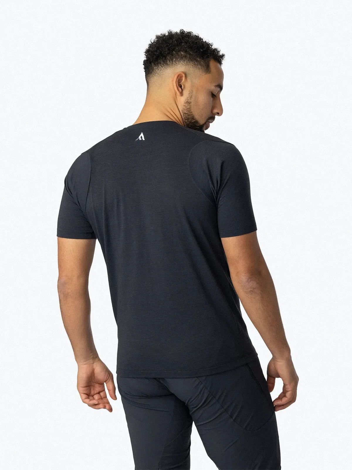 7mesh-desperado-merino-mens-ss-shirt-black-live-2