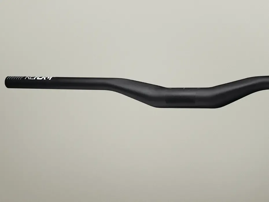 title-form-carbon-35-handlebar-rise-35mm-black-closeup-left