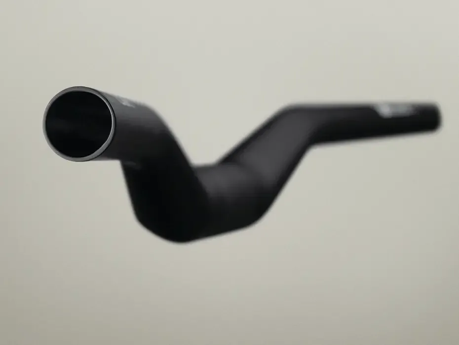title-form-carbon-35-handlebar-rise-35mm-black-live-three-quarter-closeup