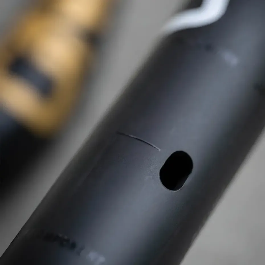 oneup-carbon-e-bar-35mm-clamp-live-port-super-closeup