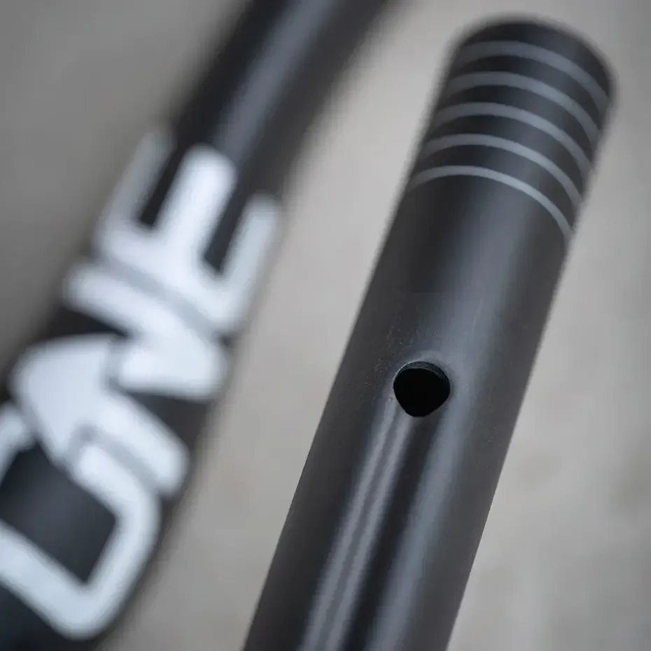 oneup-carbon-e-bar-35mm-clamp-live-port-closeup