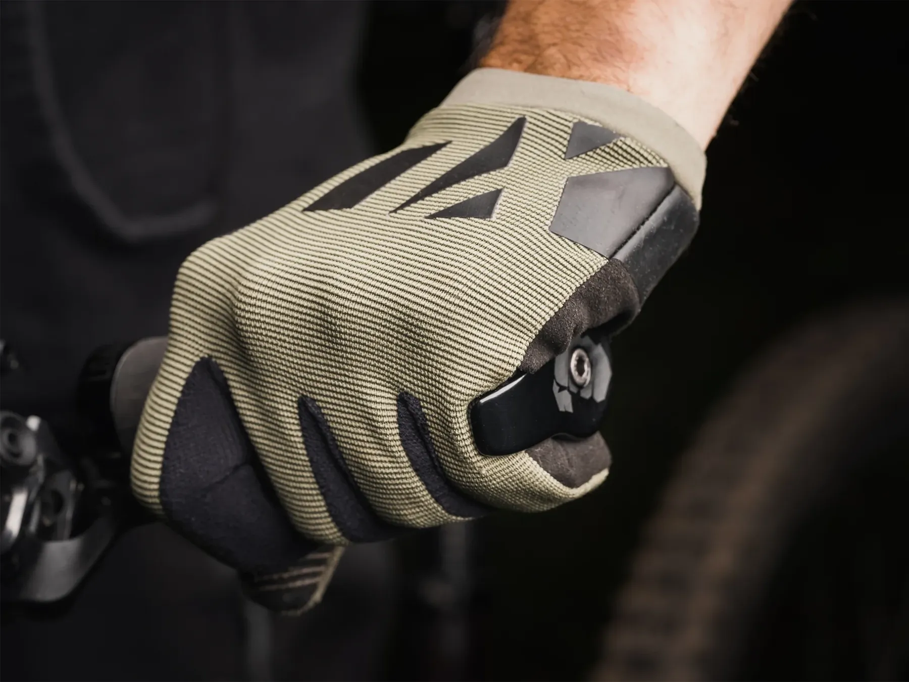 loam-lab-counter-punch-includes-grips-live-4