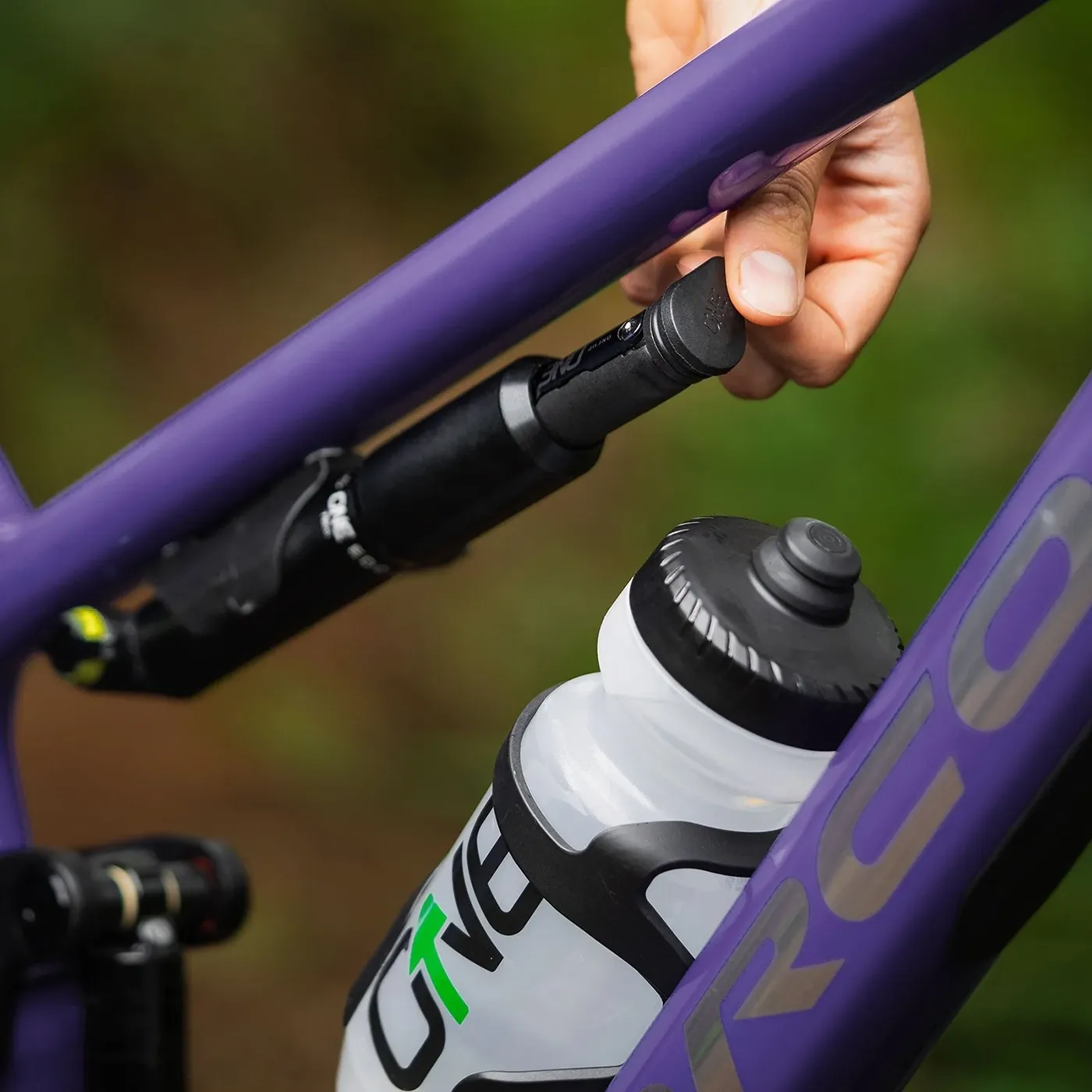 oneup-edc-inline-pump-mount-8