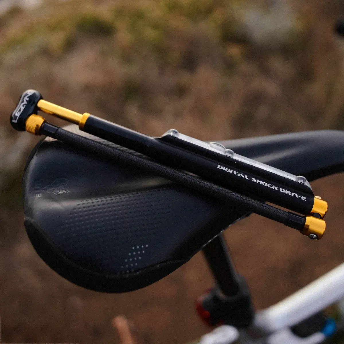 lezyne-digital-shock-drive-fork-and-shock-pump-350-5
