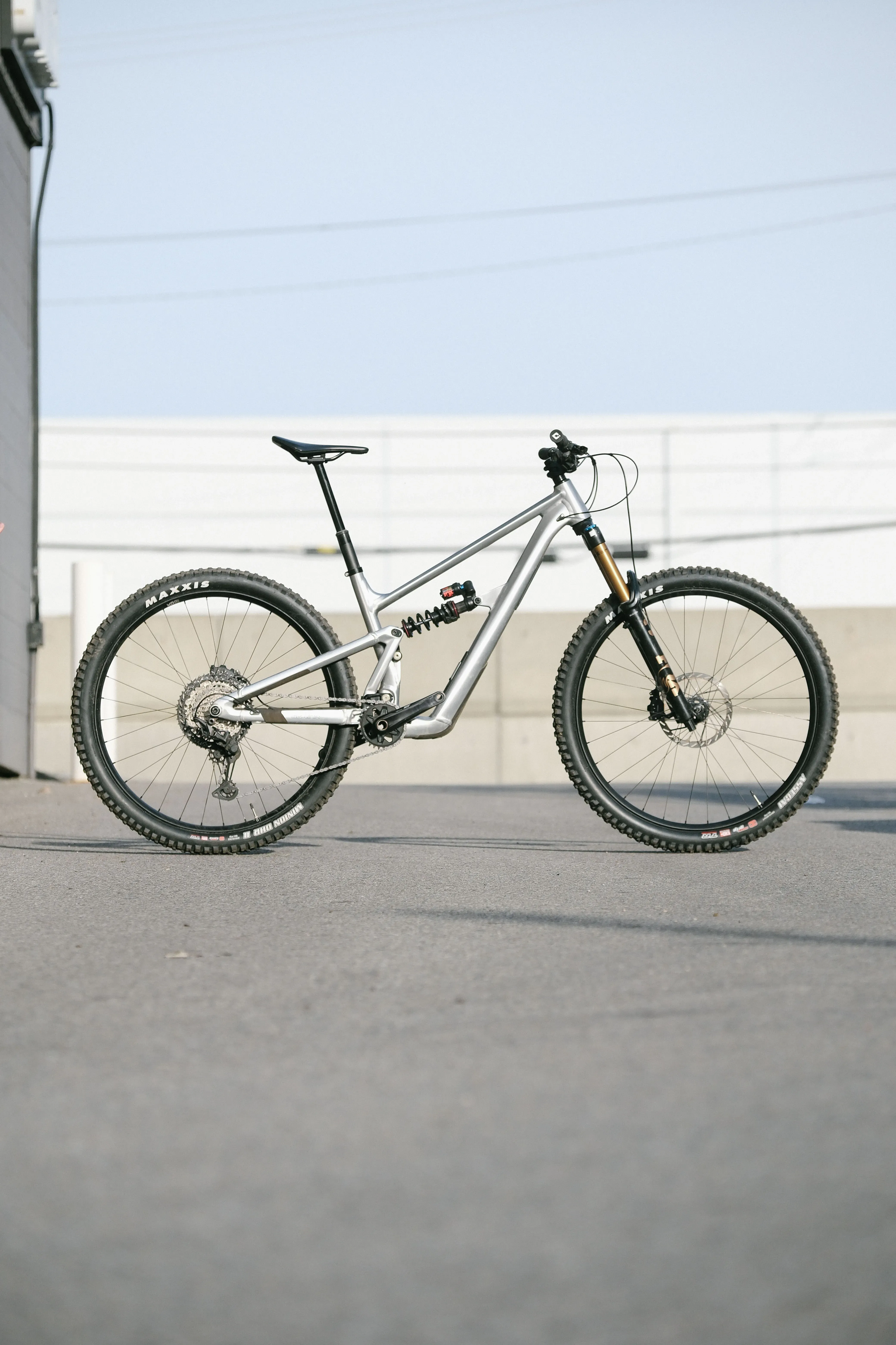ibis-ripmo-af-v2-xt-custom-x-medium-metal-demo-sale-lifestyle-1