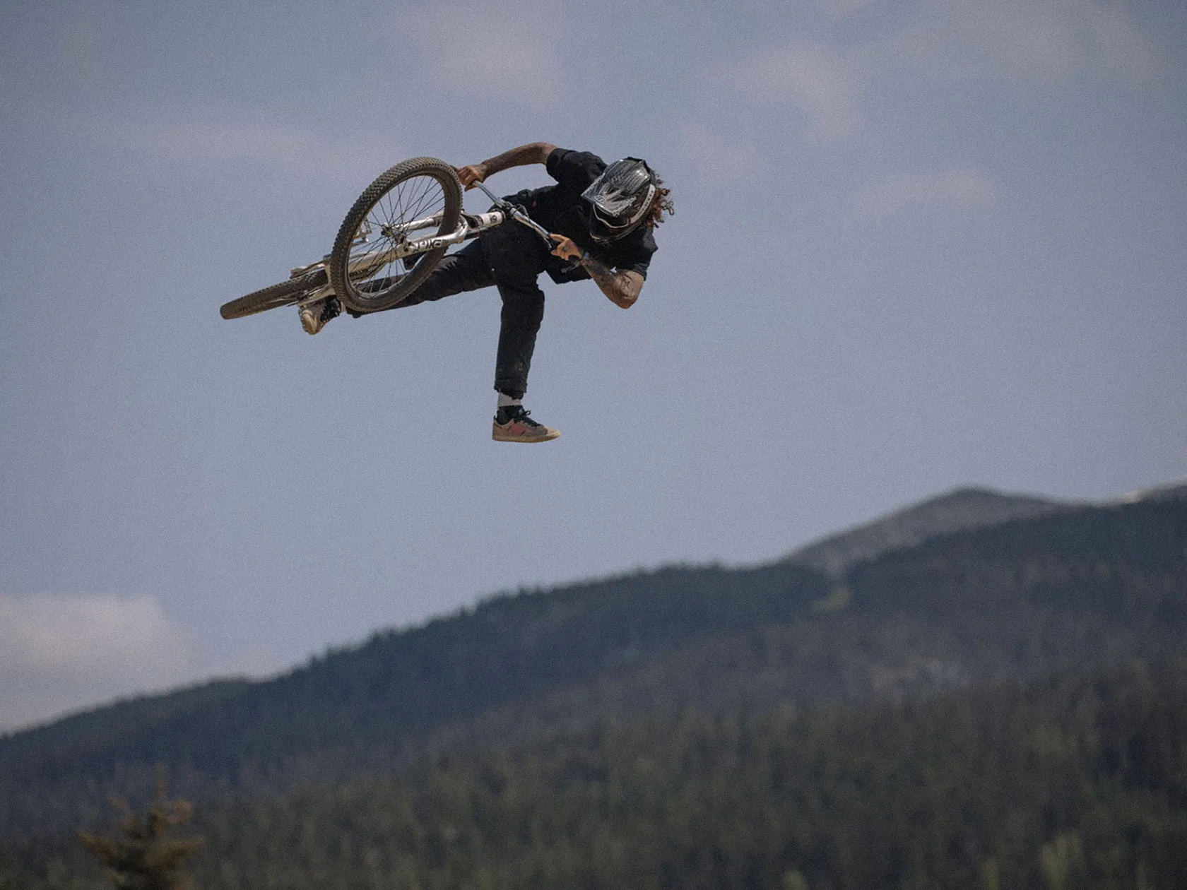 chromag-signature-complete-riding-action