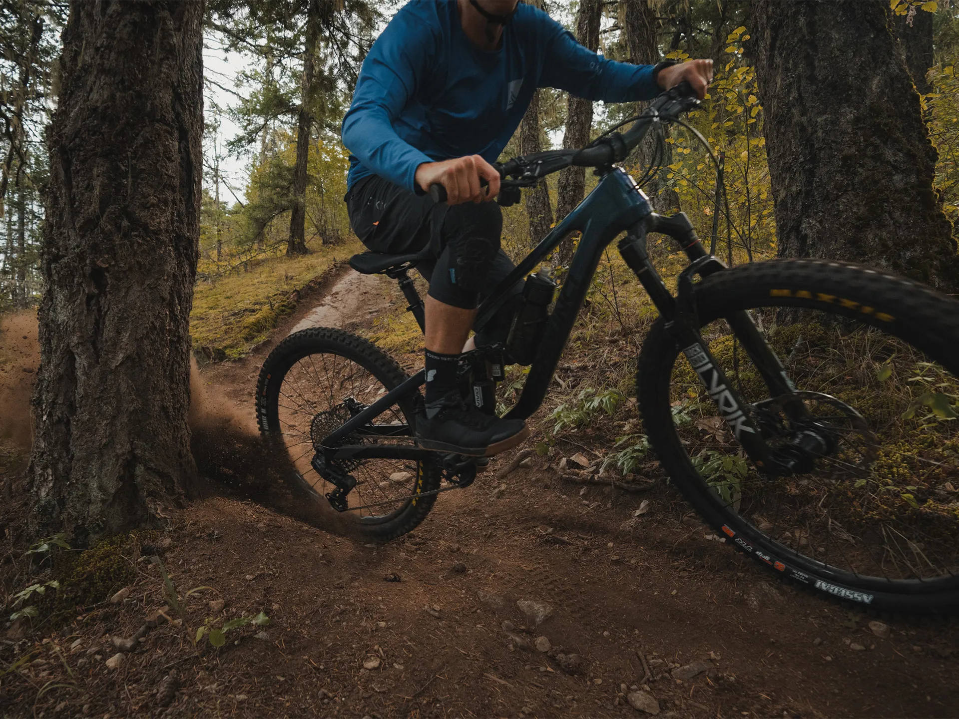 devinci-troy-carbon-2025-live-4
