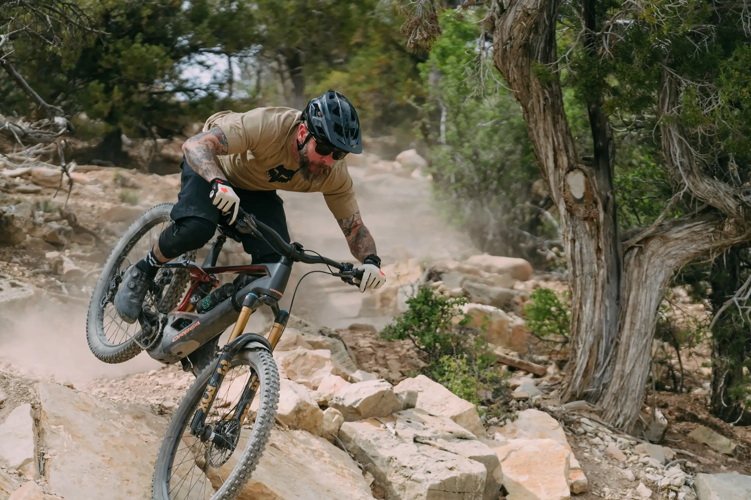 orbea-wild-aluminum-action-lifestyle-2