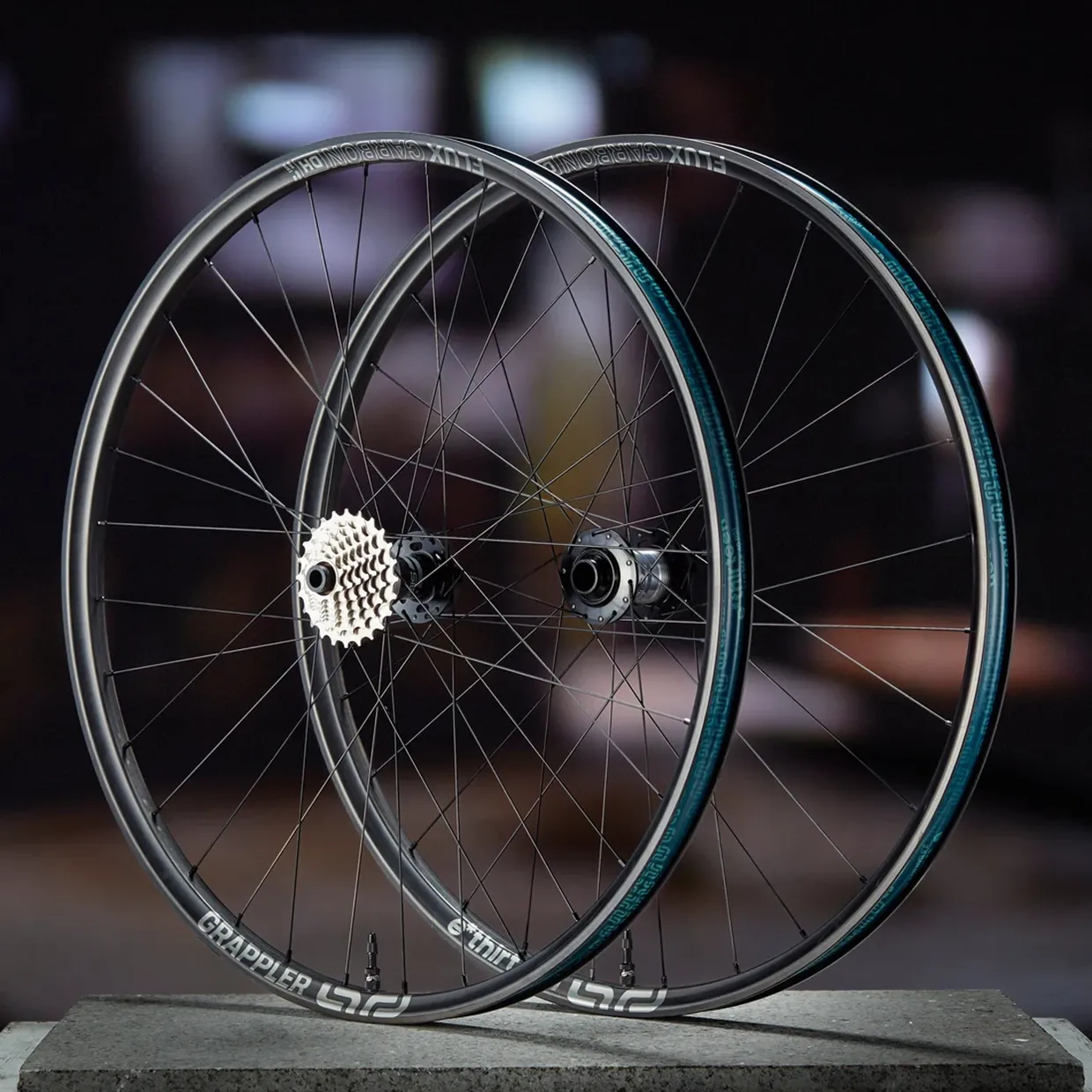 e thirteen Grappler Sidekick Flux Carbon Downhill Wheel 1