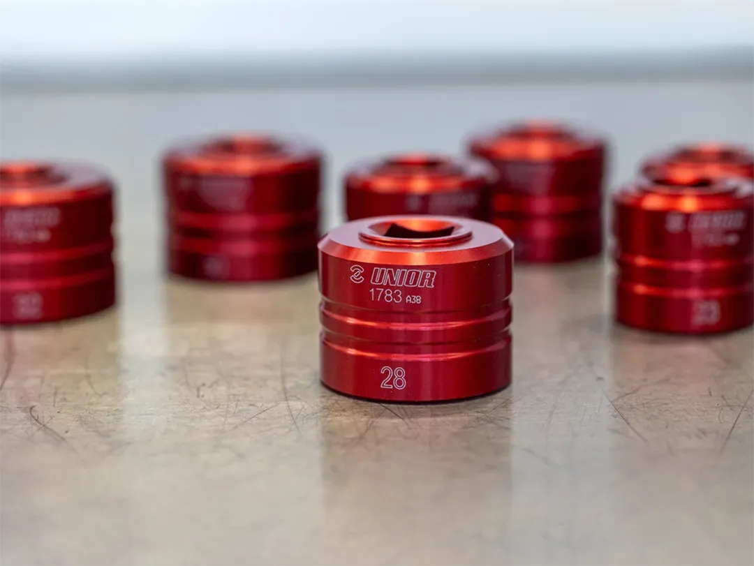 unior-suspension-top-cap-socket-ano-red-3