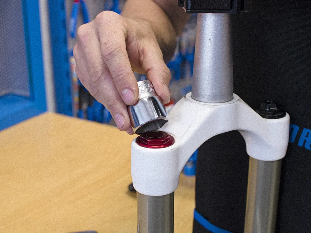 unior-tool-suspension-top-cap-socket-usage-2