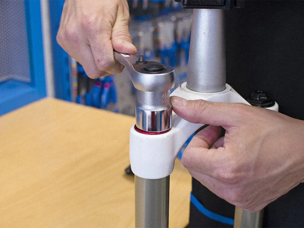 unior-tool-suspension-top-cap-socket-usage-3