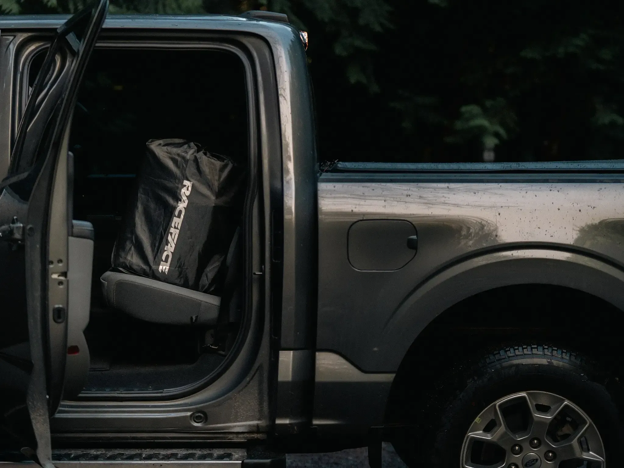 race-face-stash-tailgate-pad-6