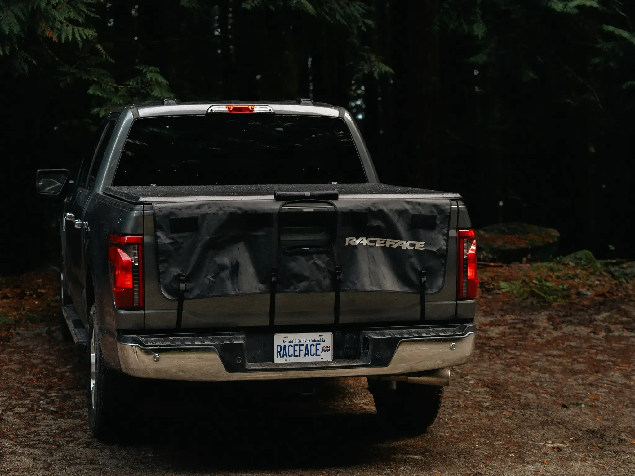 race-face-stash-tailgate-pad-2