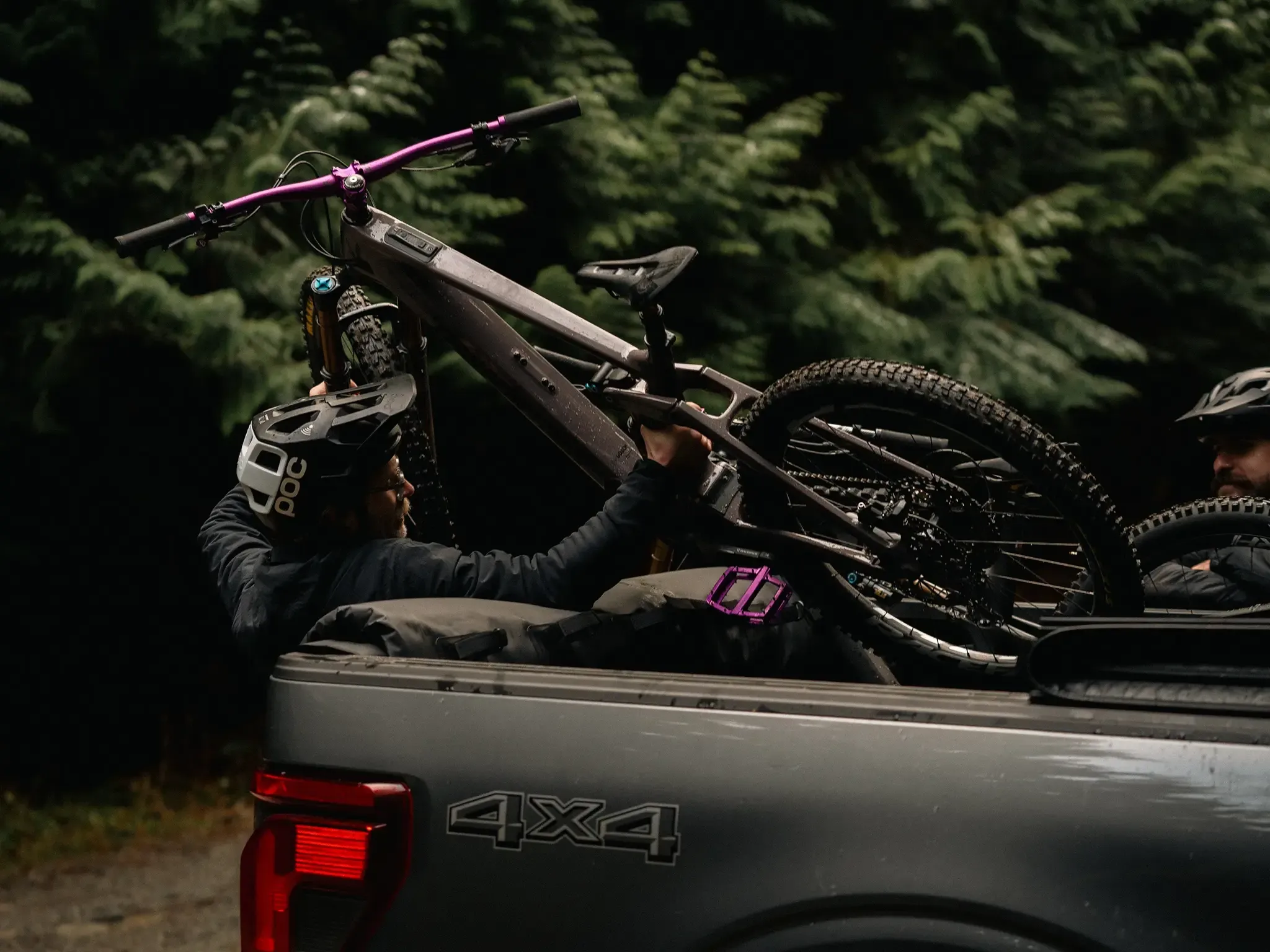 race-face-stash-tailgate-pad-4