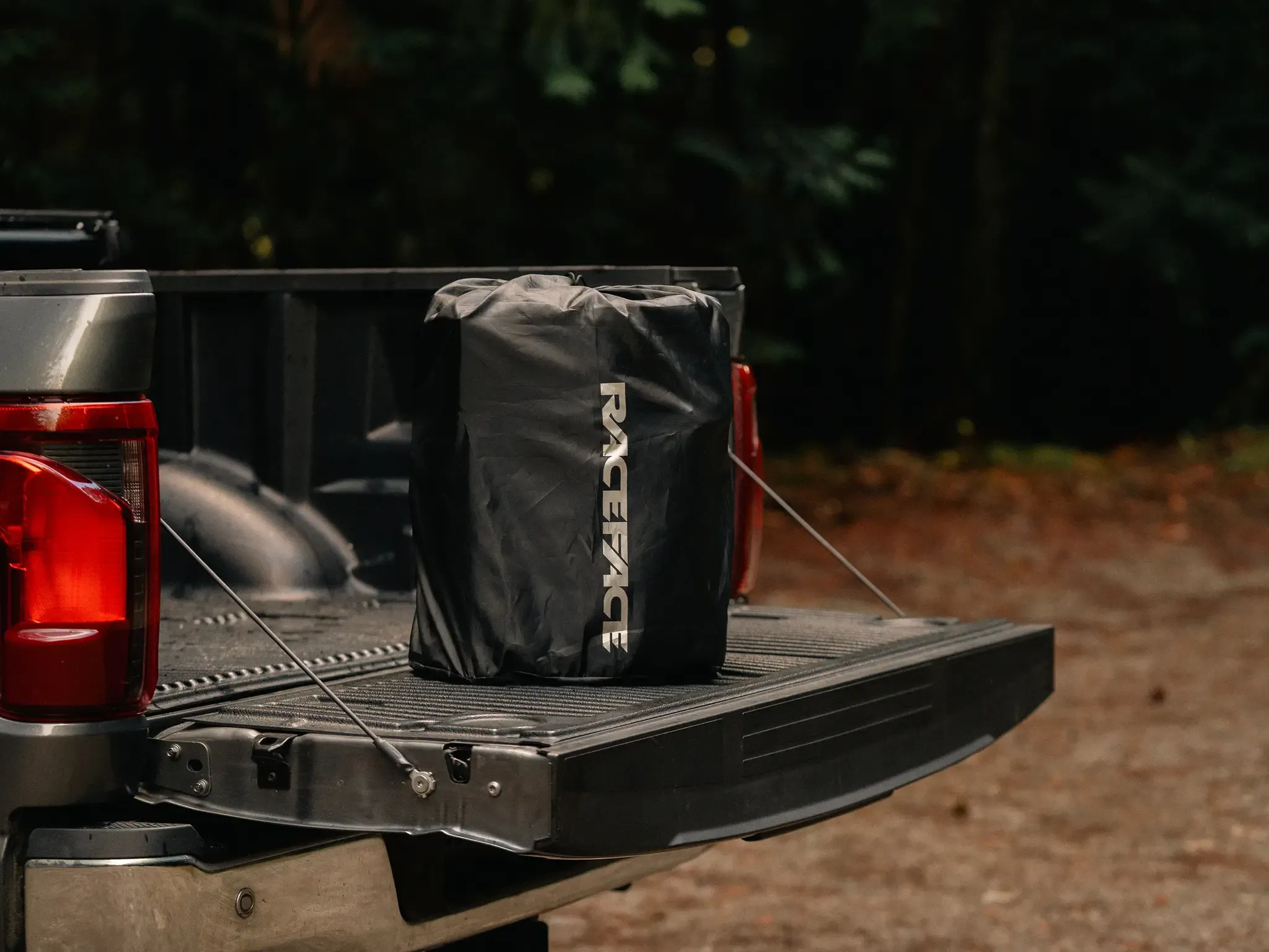 race-face-stash-tailgate-pad-1