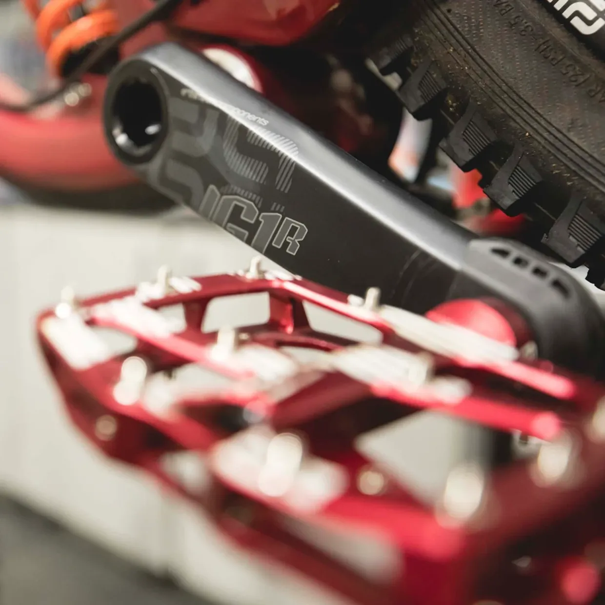 e-thirteen-lg1-race-carbon-cranks-5