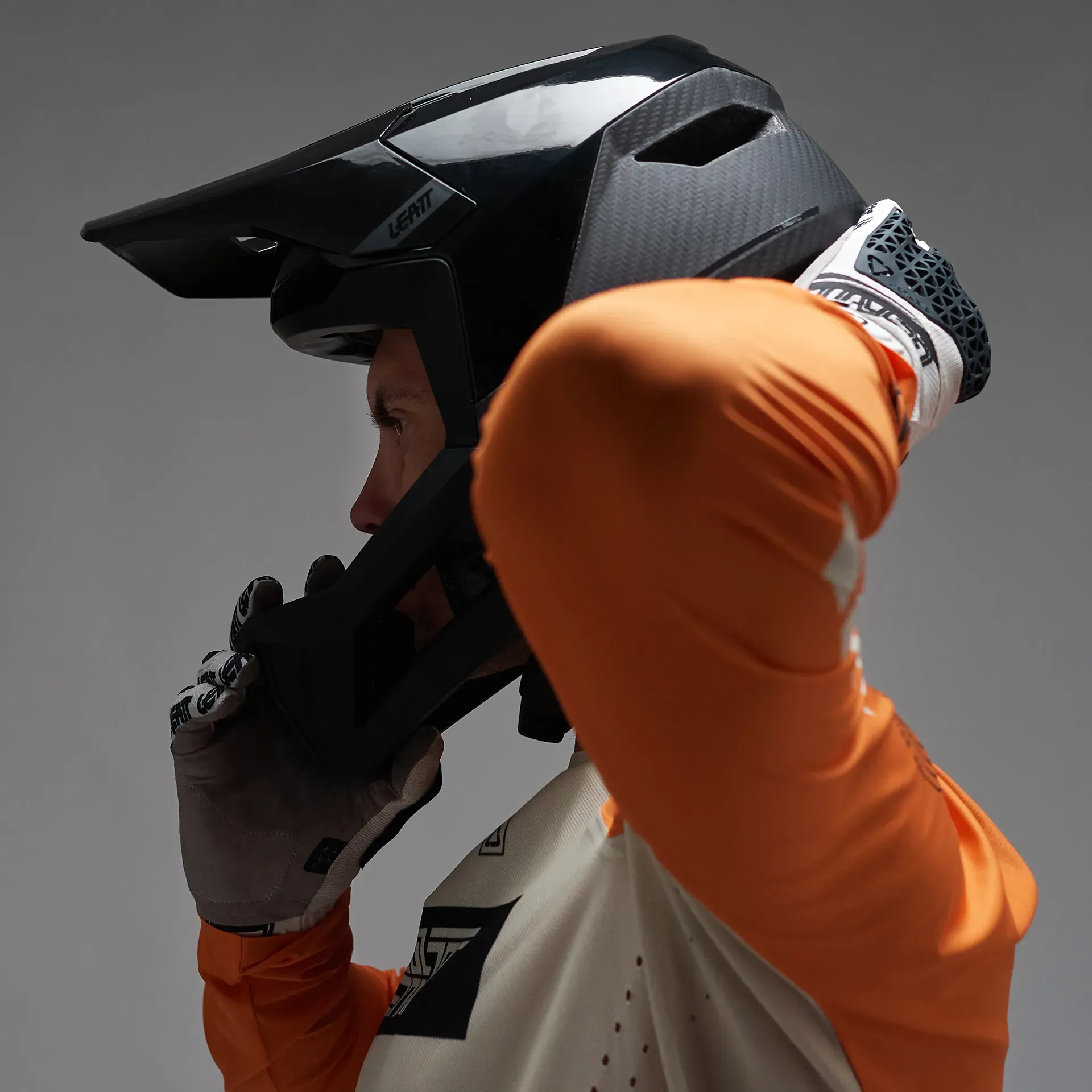 leatt-gravity-50-full-face-helmet-black-4