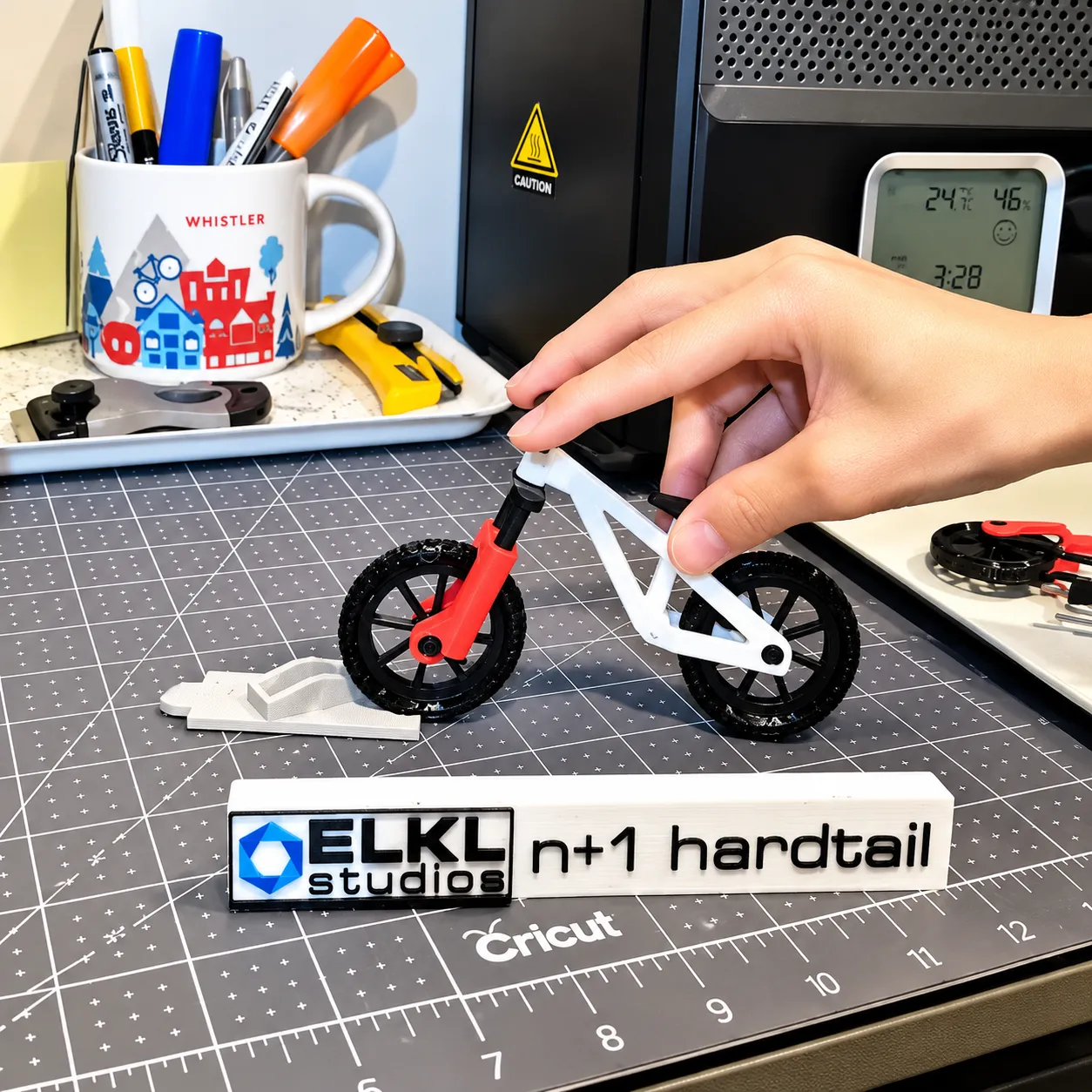 elkl-studios-hardtail-finger-bike-lifestyle-3