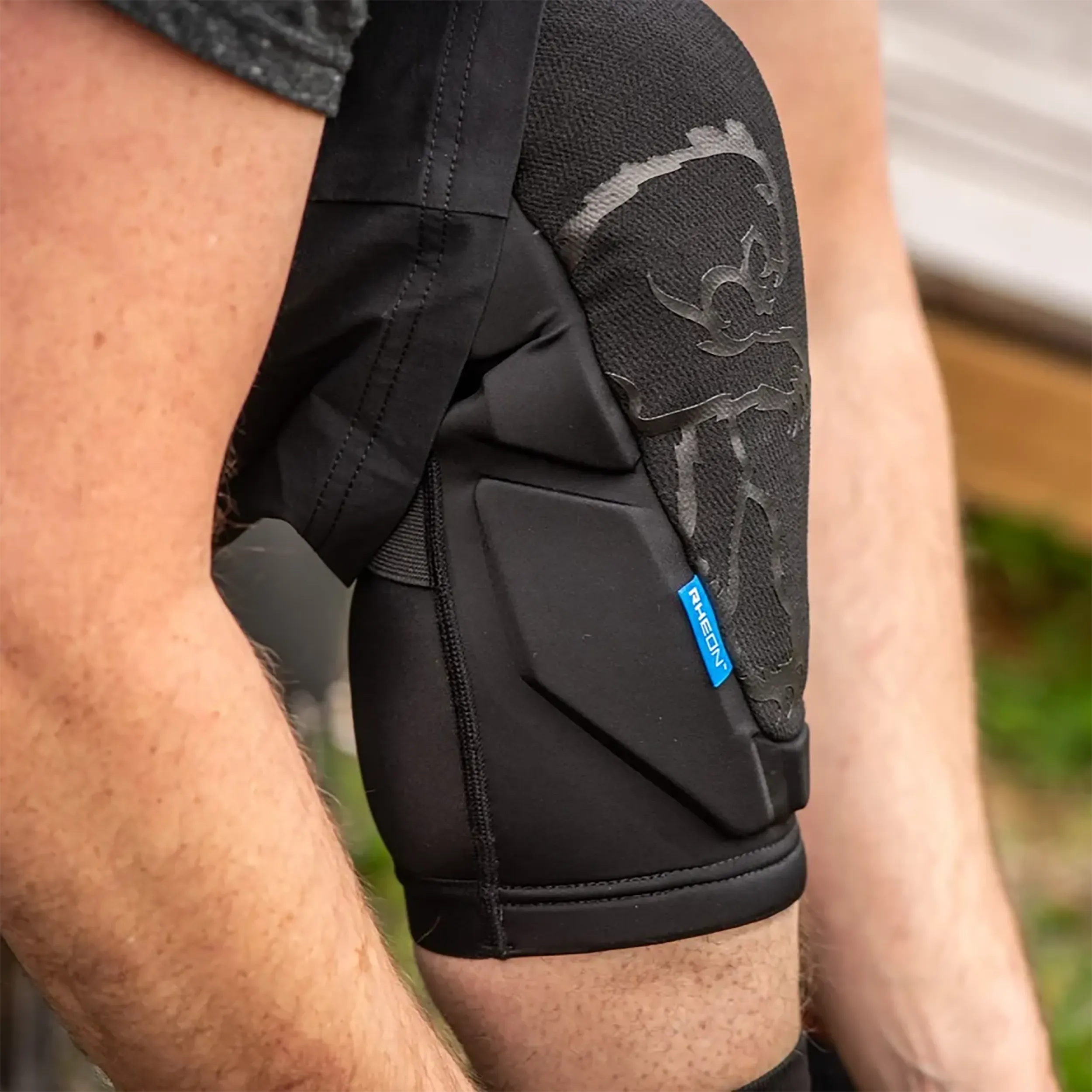 chromag-rift-v2-knee-guard-lyfestyle-1