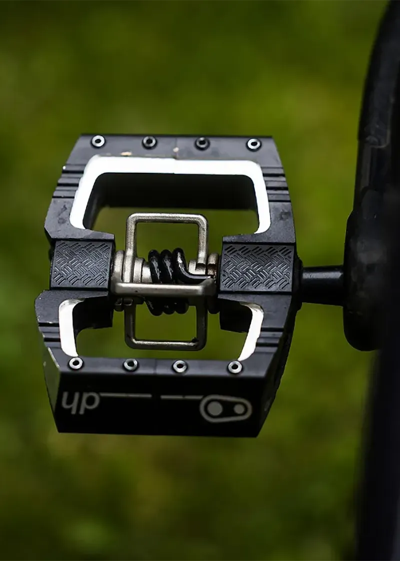 crankbrothers-mallet-dh-pedal-lifestyle-1
