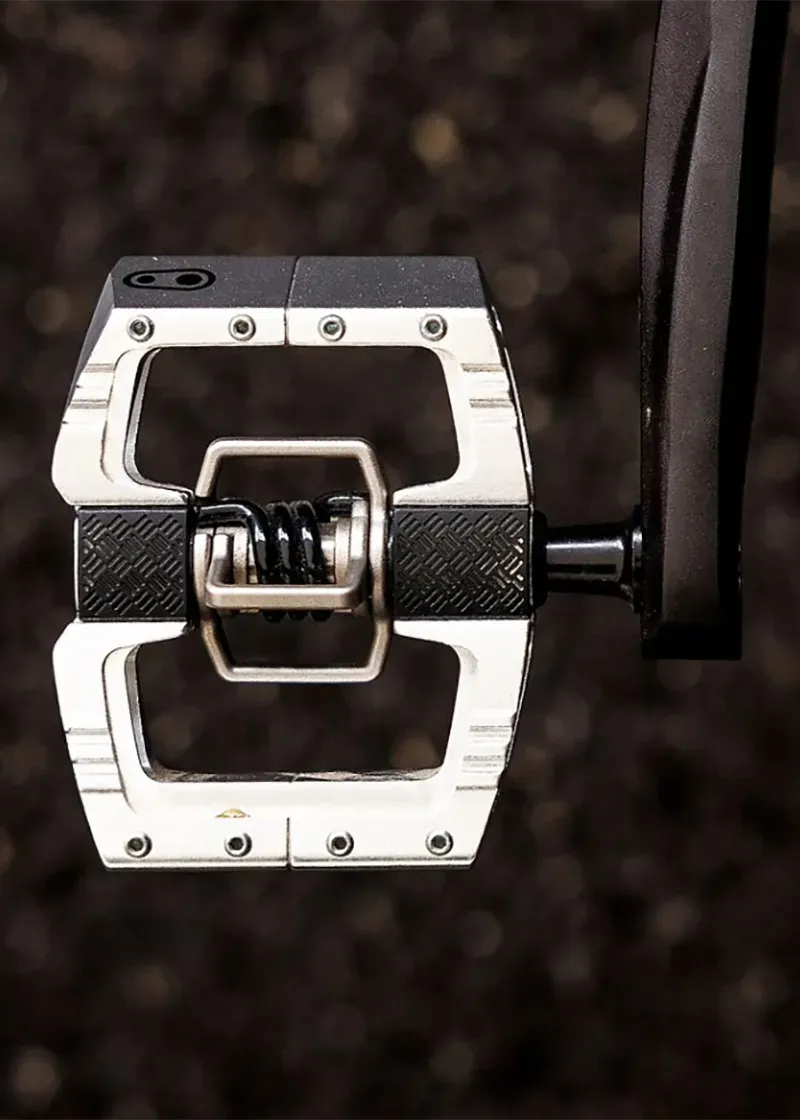 crankbrothers-mallet-dh-pedal-lifestyle-2